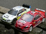 2007 - oba týmové vozy, Petrovo Subaru Impreza WRC 04 a Pepetoniho Peugeot 307 WRC 04